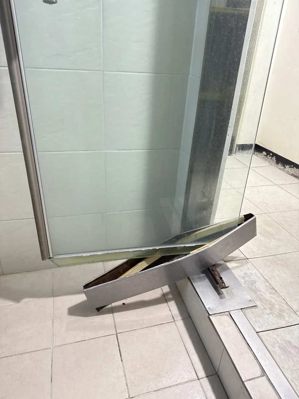 헬스장 강화유리문수리 전 실제 사진