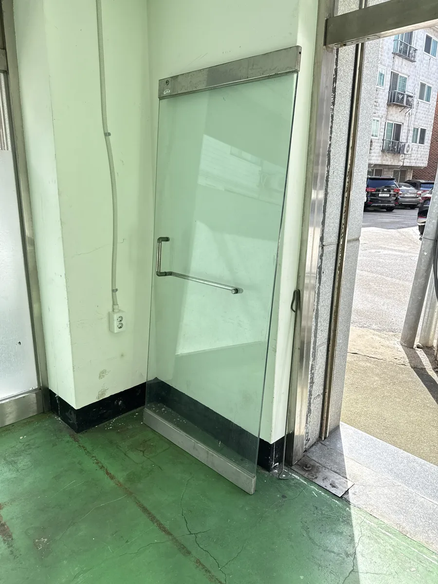 동대문 강화유리문수리 전 실제 사진