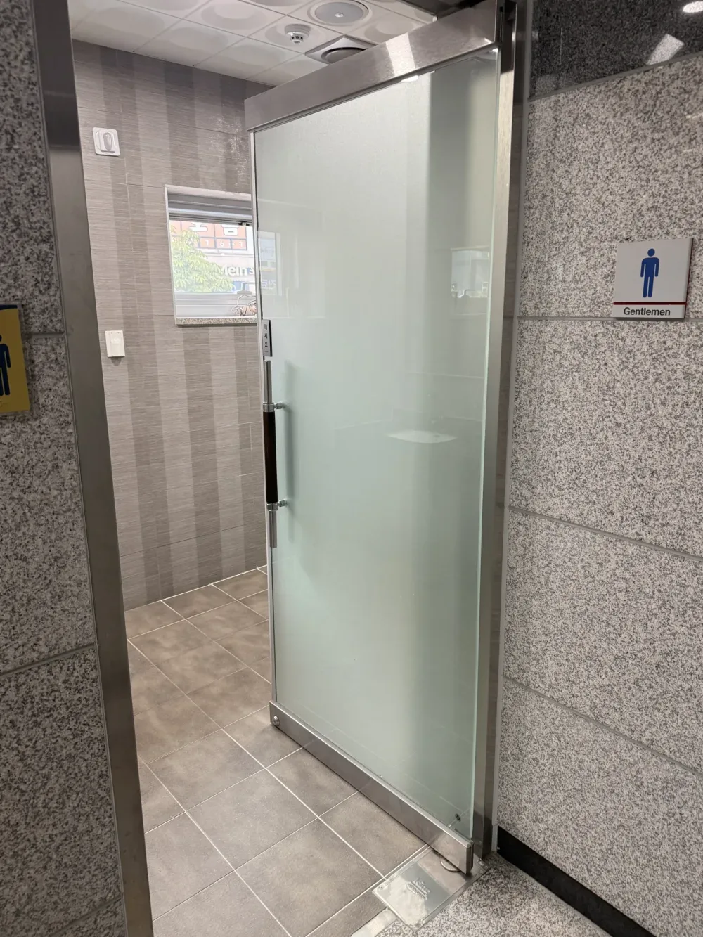 병원 강화유리문수리 전 실제 사진