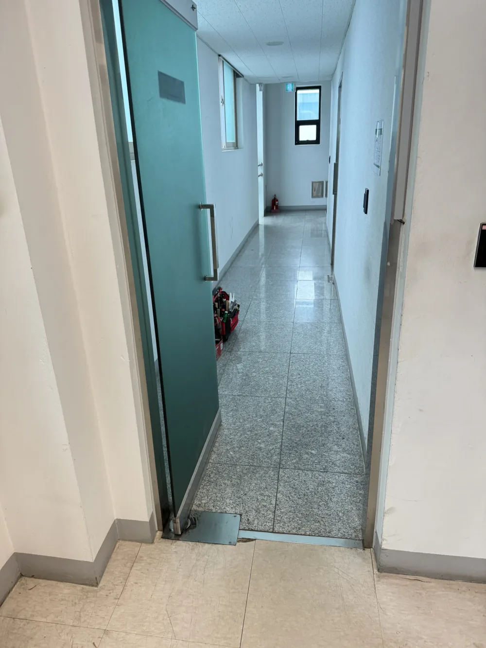오피스텔 강화유리문수리 전 실제 사진